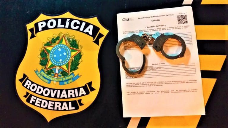 PRF detém procurado por estupro e estupro de vulnerável 1 Procurado por estupro e estupro de vulnerável é detido pela PRF - Foto: Divulgação/PRF