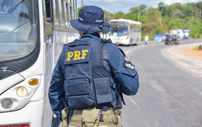 Idoso que vinha de SP para ST causa tumulto em ônibus e PRF presta ajuda