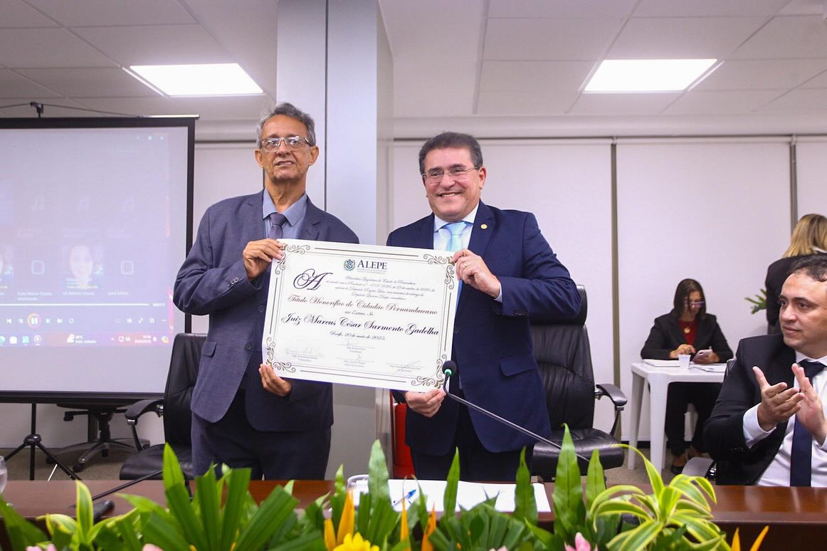 Juiz Marcus Gadelha, de Serra Talhada, foi homenageado na Alepe