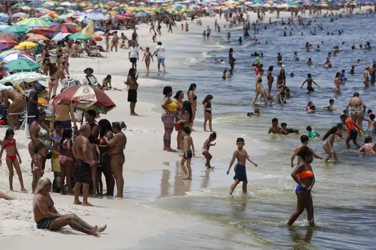 Oficial da PM se joga no mar e salva casal que se afogava 1 Oficial da PM se joga no mar e salva casal que se afogava - Foto: Fernando Frazão/Agência Brasil