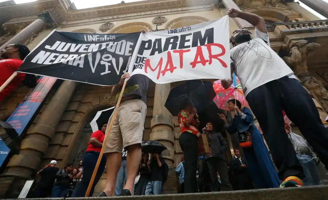 Risco de negro ser vítima de homicídio é 2,7 vezes maior no Brasil 1 Risco de negro ser vítima de homicídio é 2,7 vezes maior no Brasil - Foto: Paulo Pinto/Agência Brasil