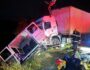 Batida entre carreta e van deixa nove pessoas mortas e dez feridos 18 Foto: Corpo de Bombeiros