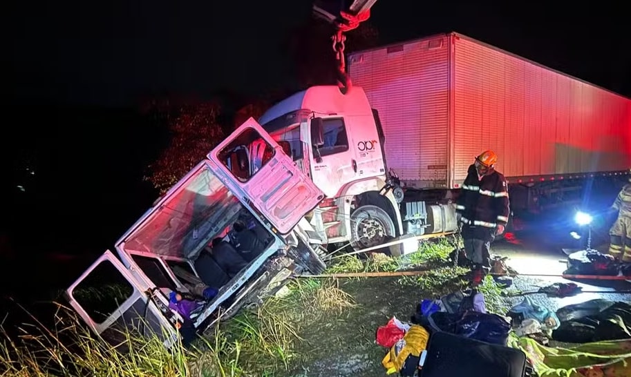 Batida entre carreta e van deixa nove pessoas mortas e dez feridos 1 Batida entre carreta e van deixa nove pessoas mortas e dez feridos - Foto: Corpo de Bombeiros
