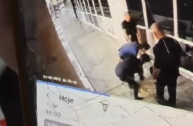 Menino autista é arrastado pelos pés em clínica e funcionárias são presas 1 Menino autista é arrastado pelos pés em clínica e funcionárias são presas - Imagem: Reprodução/Redes Sociais