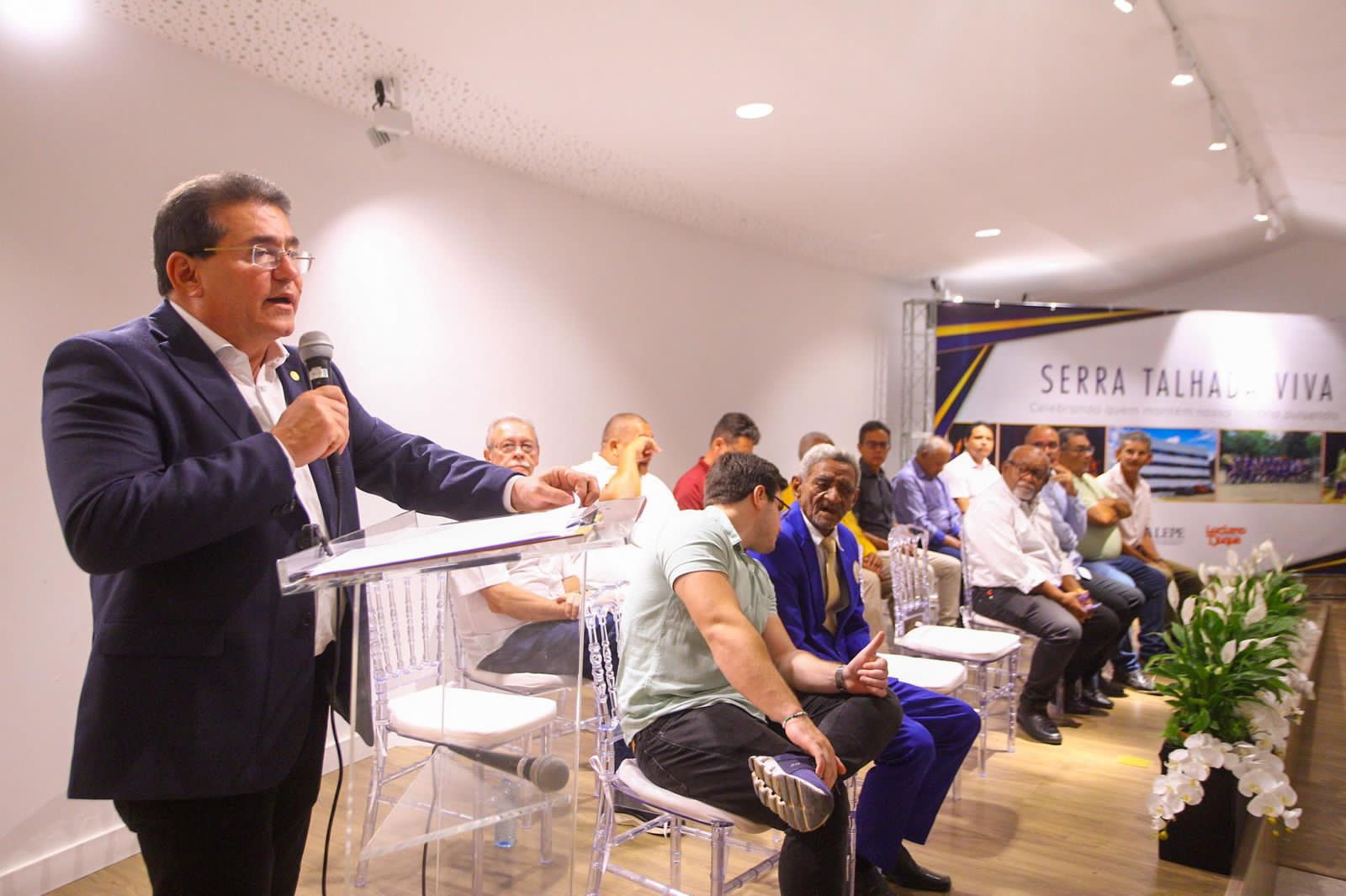Em sessão solene da Alepe, Duque anuncia emenda para a Filarmônica
