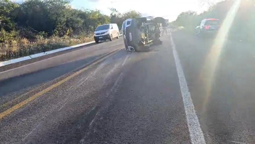 Viatura da PM tomba após colisão na BR-232 1 Viatura da PM tomba após colisão na BR-232