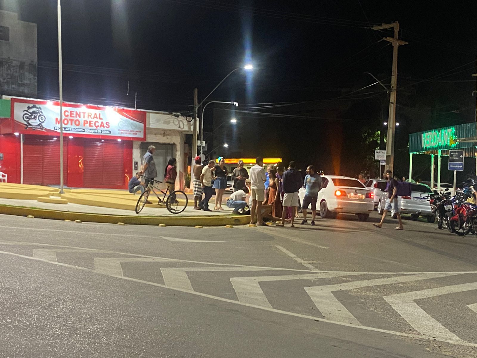 Acidente de moto em praça de Serra Talhada deixa dois jovens feridos