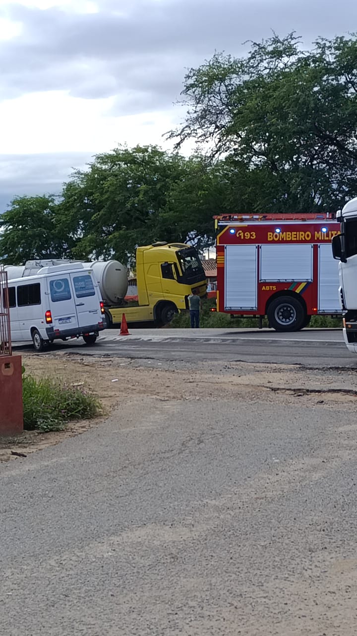 Acidente envolvendo um caminhão bi-trem deixa um morto em ST