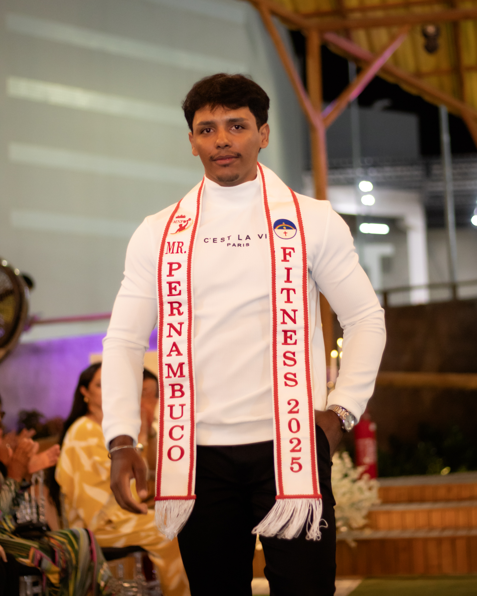 Livia Terto recebe coroa e faixa de Miss Serra Talhada 2025