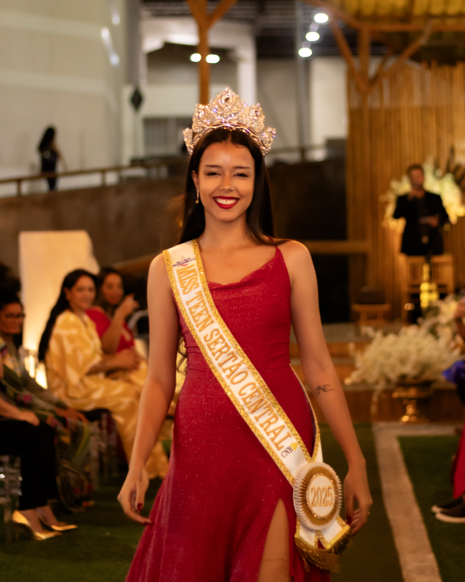 Livia Terto recebe coroa e faixa de Miss Serra Talhada 2025