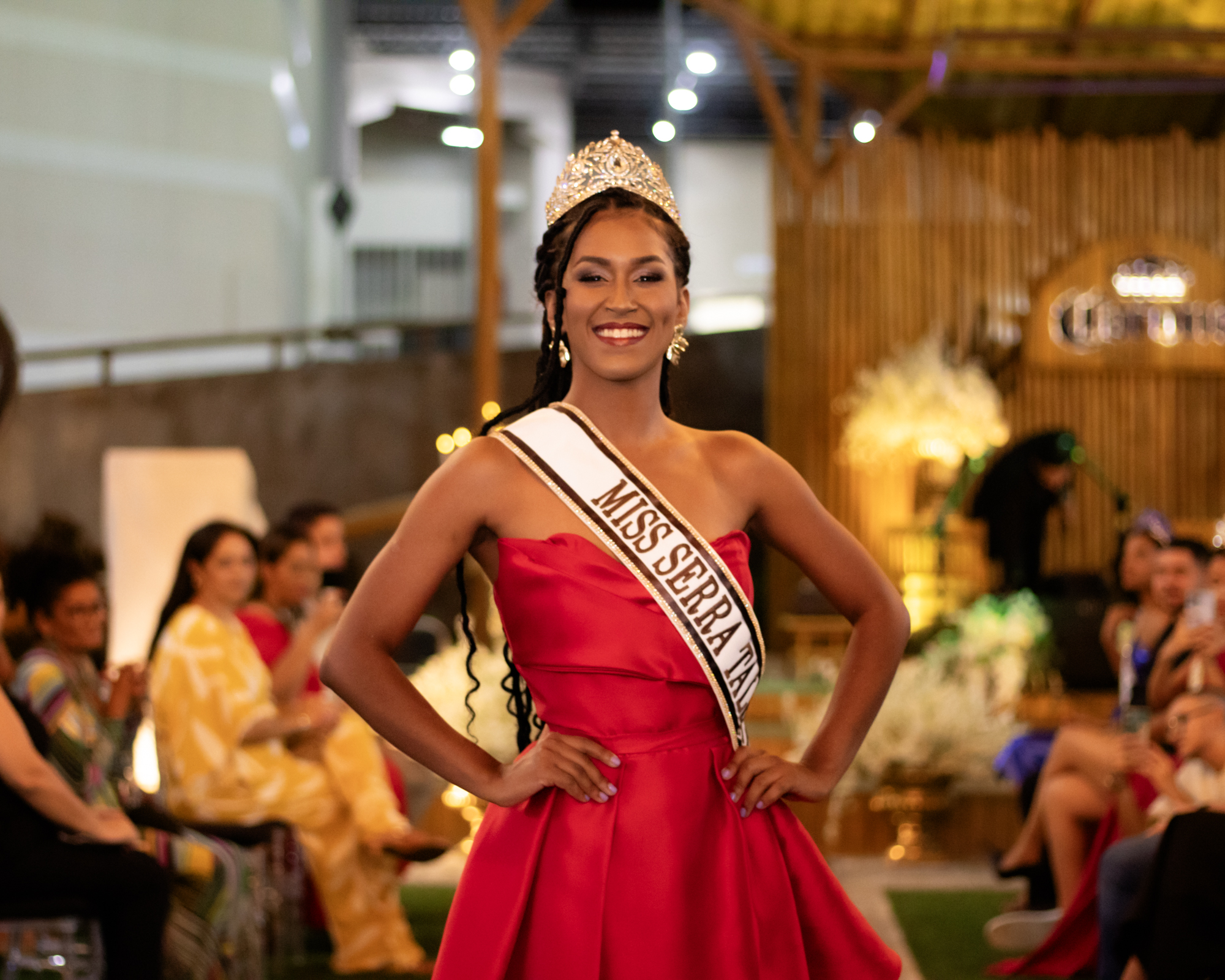 Livia Terto recebe coroa e faixa de Miss Serra Talhada 2025