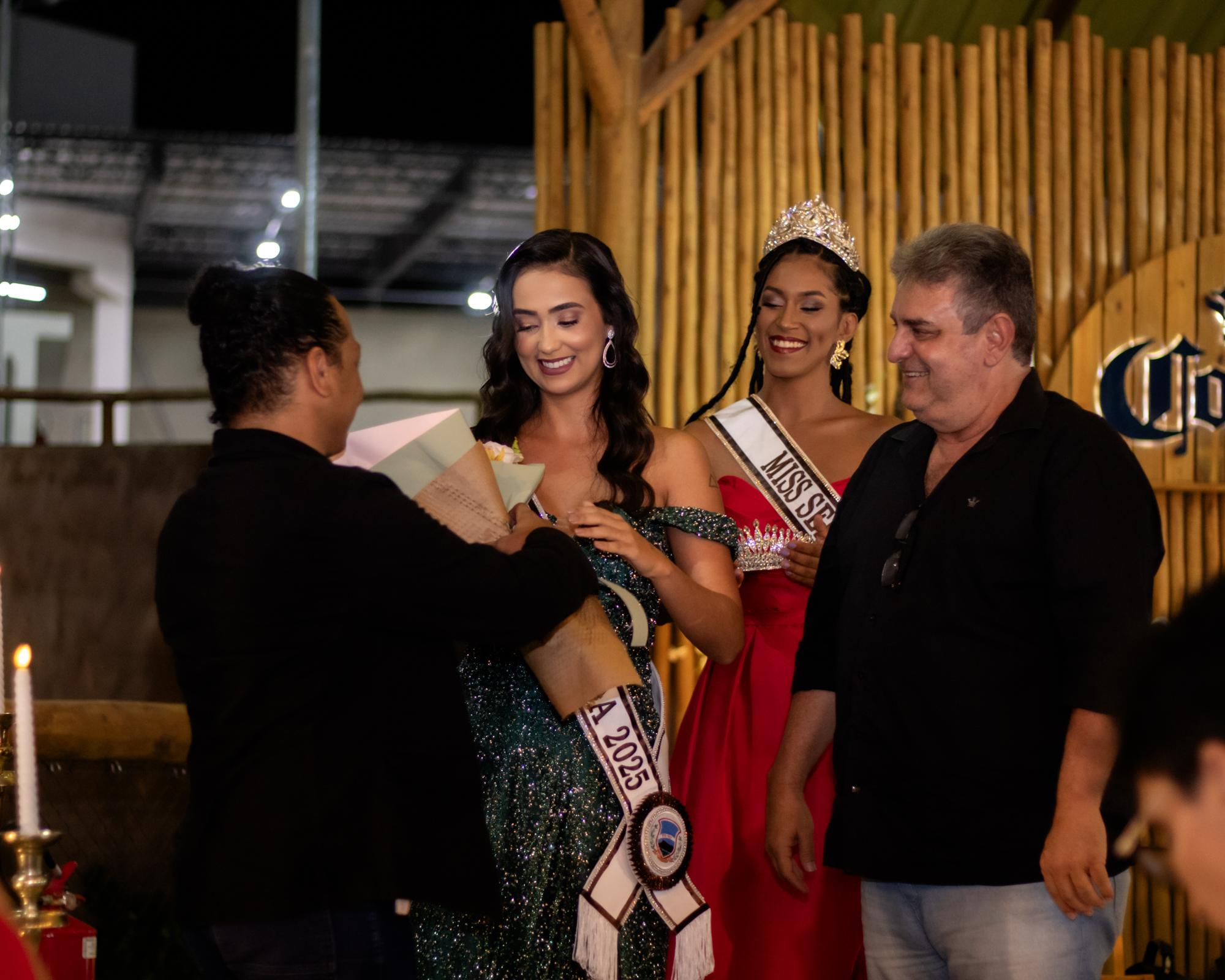 Livia Terto recebe coroa e faixa de Miss Serra Talhada 2025