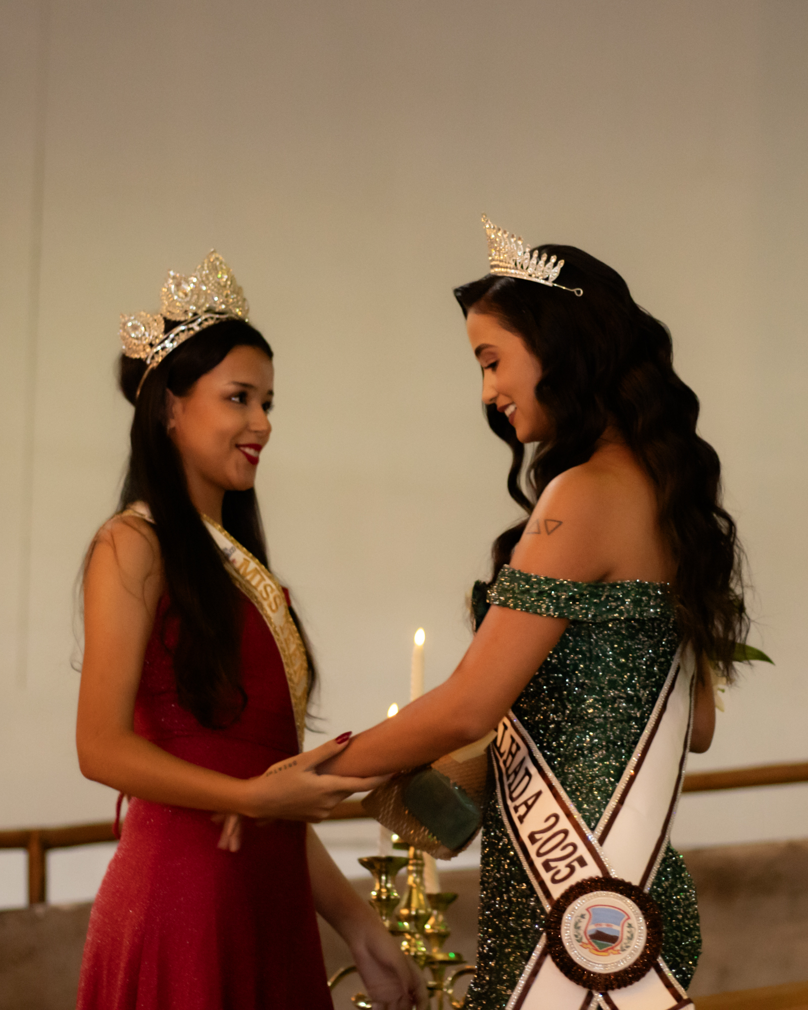 Livia Terto recebe coroa e faixa de Miss Serra Talhada 2025