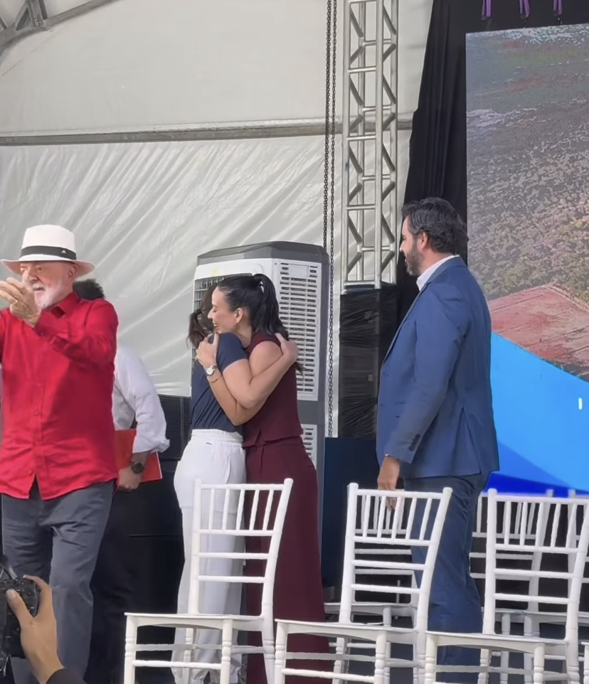 Márcia abre os braços para Raquel sob o olhar de Lula em Salgueiro
