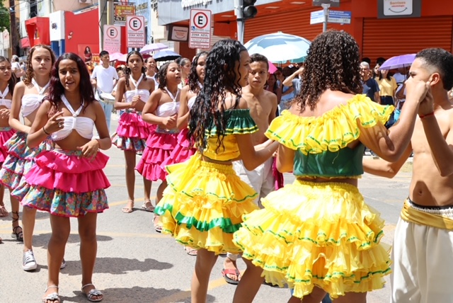 174 anos: Desfile cívico e corte do bolo levam sorrisos às ruas de Serra Talhada
