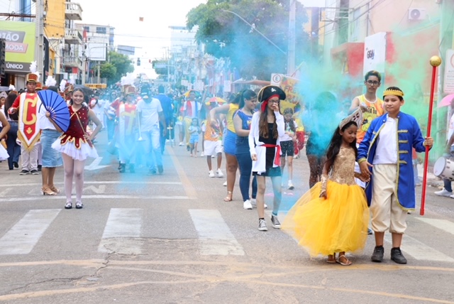 174 anos: Desfile cívico e corte do bolo levam sorrisos às ruas de Serra Talhada