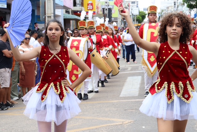 174 anos: Desfile cívico e corte do bolo levam sorrisos às ruas de Serra Talhada