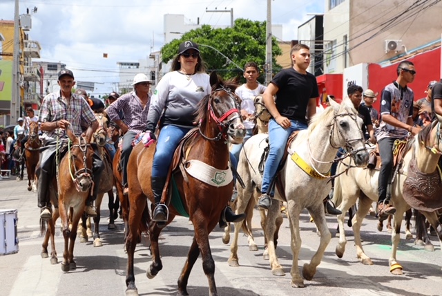 174 anos: Desfile cívico e corte do bolo levam sorrisos às ruas de Serra Talhada