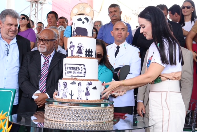 174 anos: Desfile cívico e corte do bolo levam sorrisos às ruas de Serra Talhada