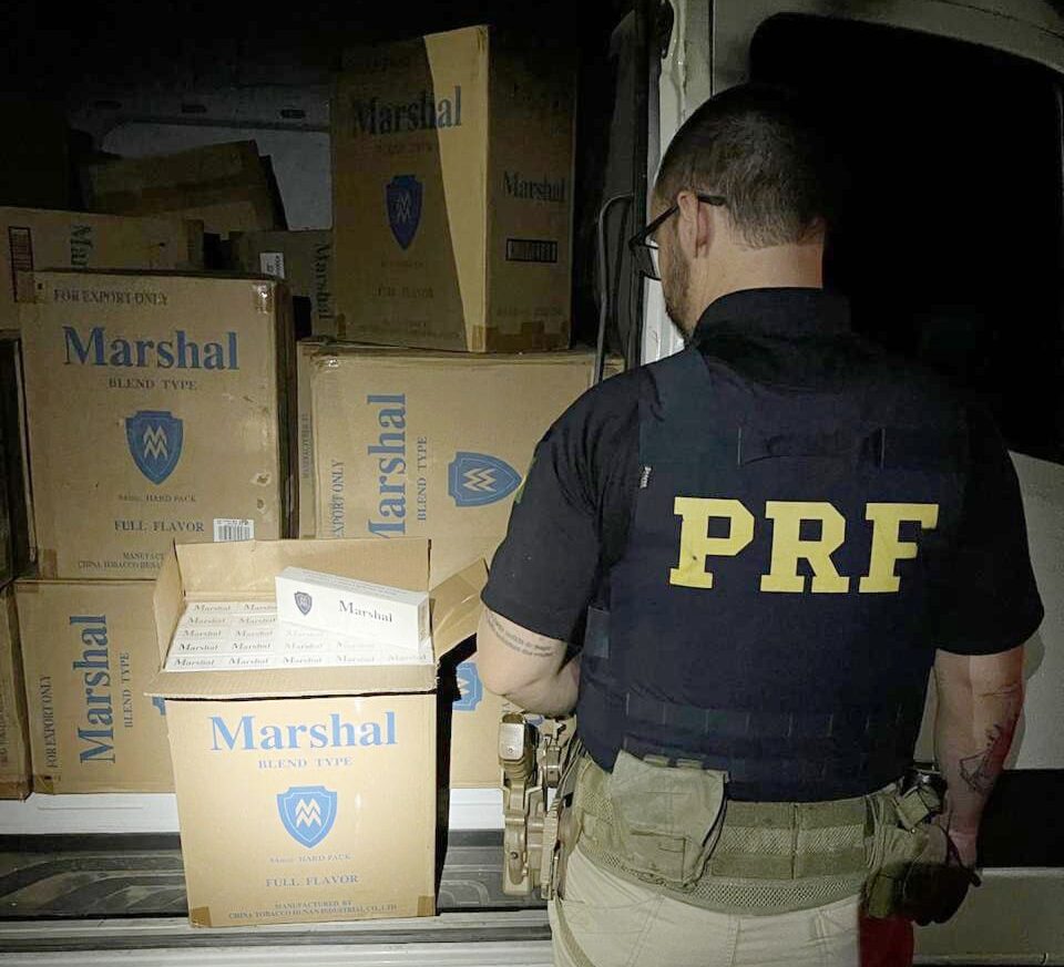 PRF apreende 66 mil maços de cigarro chinês na BR-232 1 PRF apreende 66 mil maços de cigarro chinês na BR-232