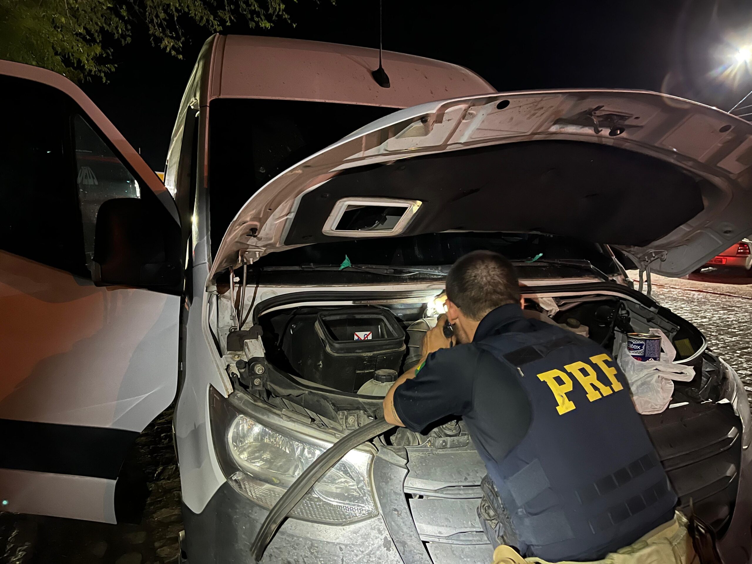 PRF apreende 66 mil maços de cigarro chinês na BR-232