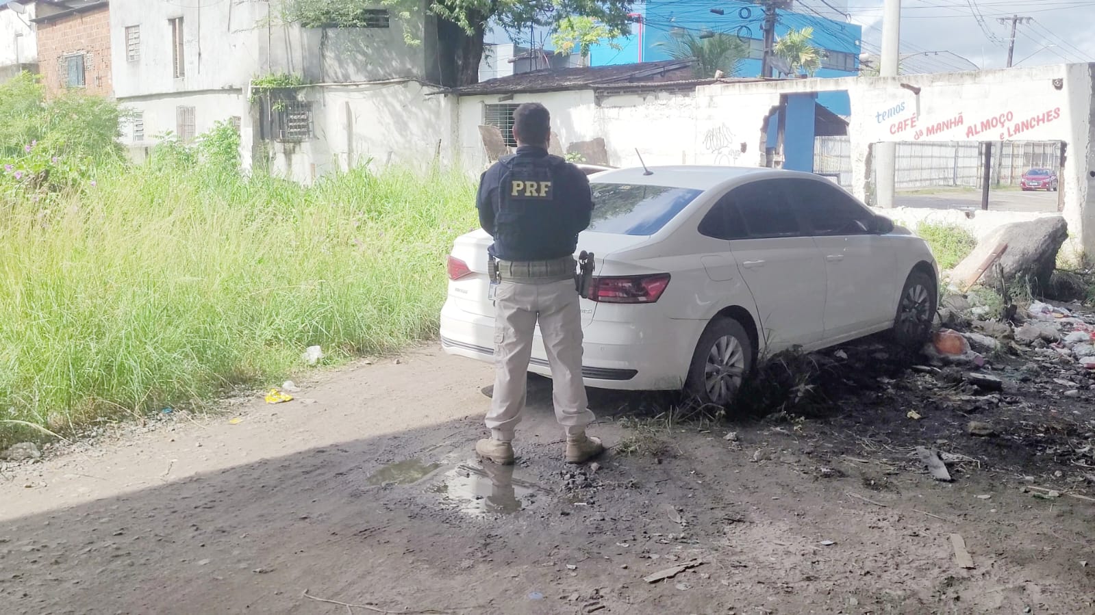 Suspeitos de assaltar veículos de carga são detidos pela PRF 1 Suspeitos de assaltar veículos de carga são detidos pela PRF - Foto: Divulgação/PRF