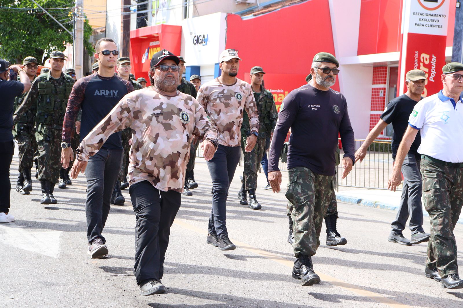 174 anos: Desfile cívico e corte do bolo levam sorrisos às ruas de Serra Talhada
