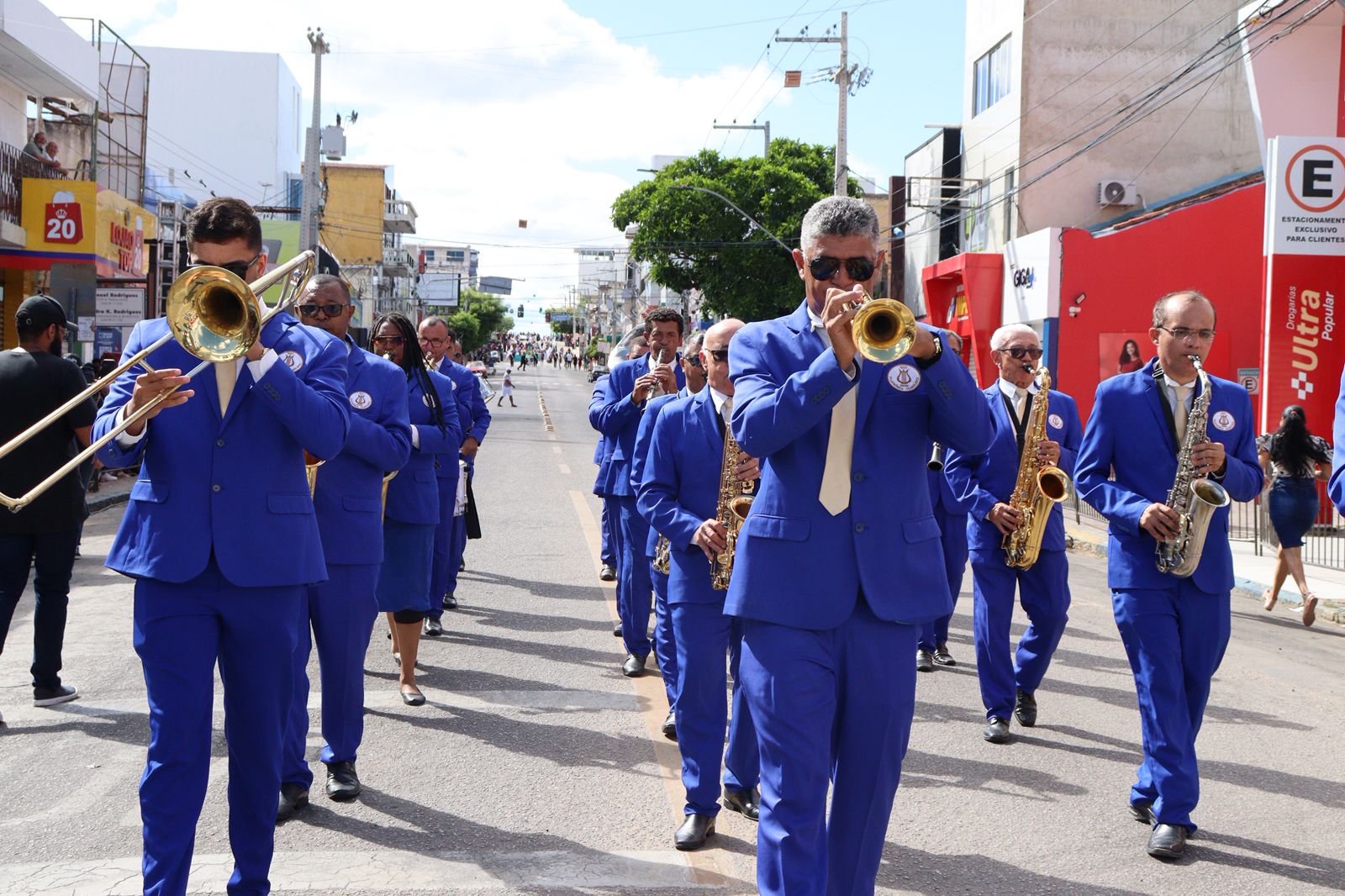 174 anos: Desfile cívico e corte do bolo levam sorrisos às ruas de Serra Talhada