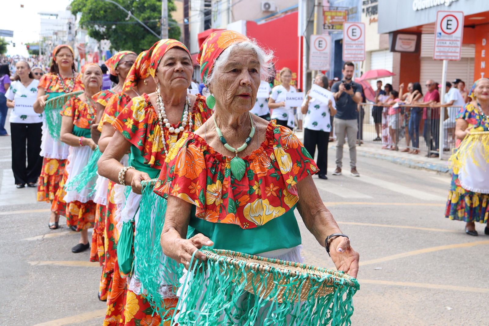 174 anos: Desfile cívico e corte do bolo levam sorrisos às ruas de Serra Talhada