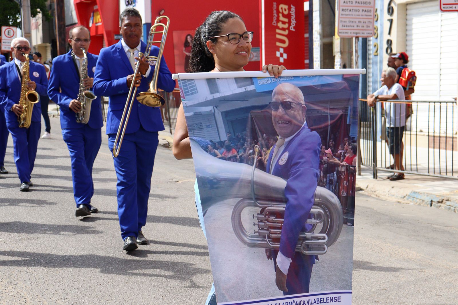 174 anos: Desfile cívico e corte do bolo levam sorrisos às ruas de Serra Talhada