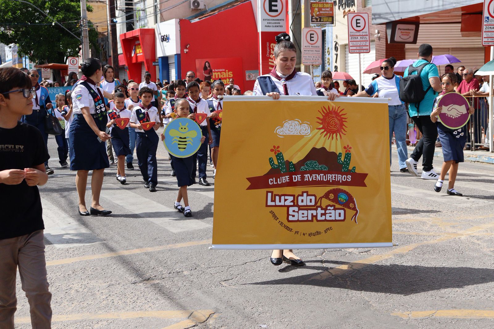 174 anos: Desfile cívico e corte do bolo levam sorrisos às ruas de Serra Talhada