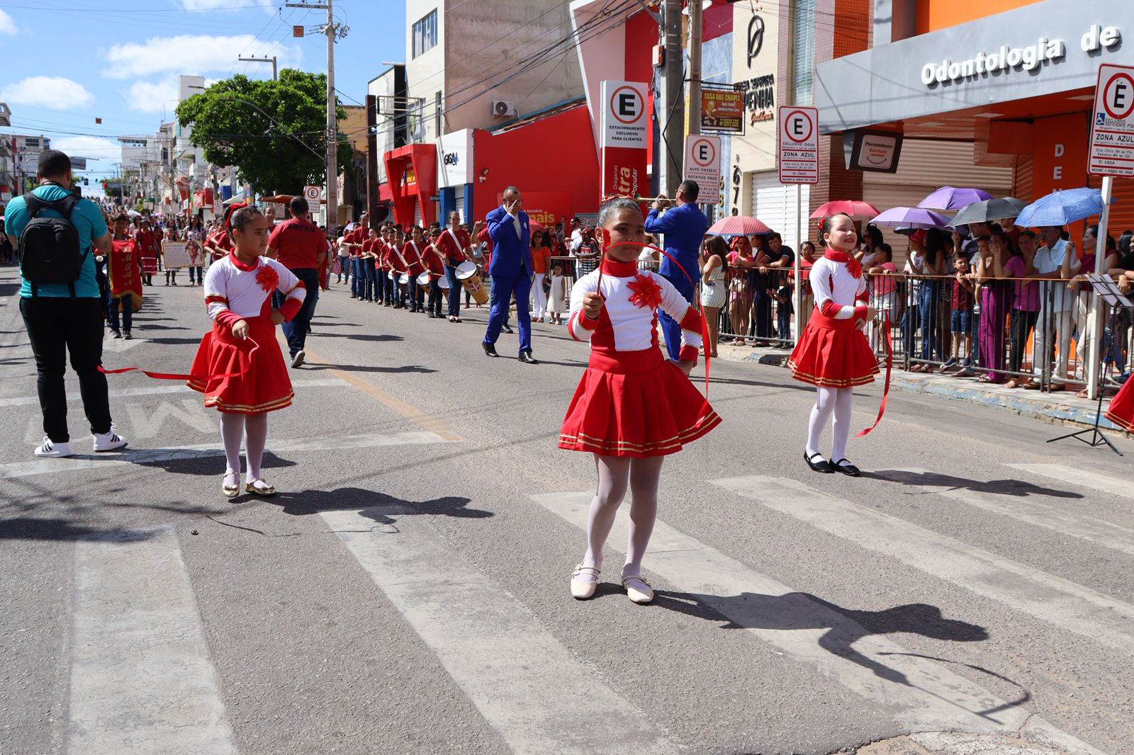 174 anos: Desfile cívico e corte do bolo levam sorrisos às ruas de Serra Talhada
