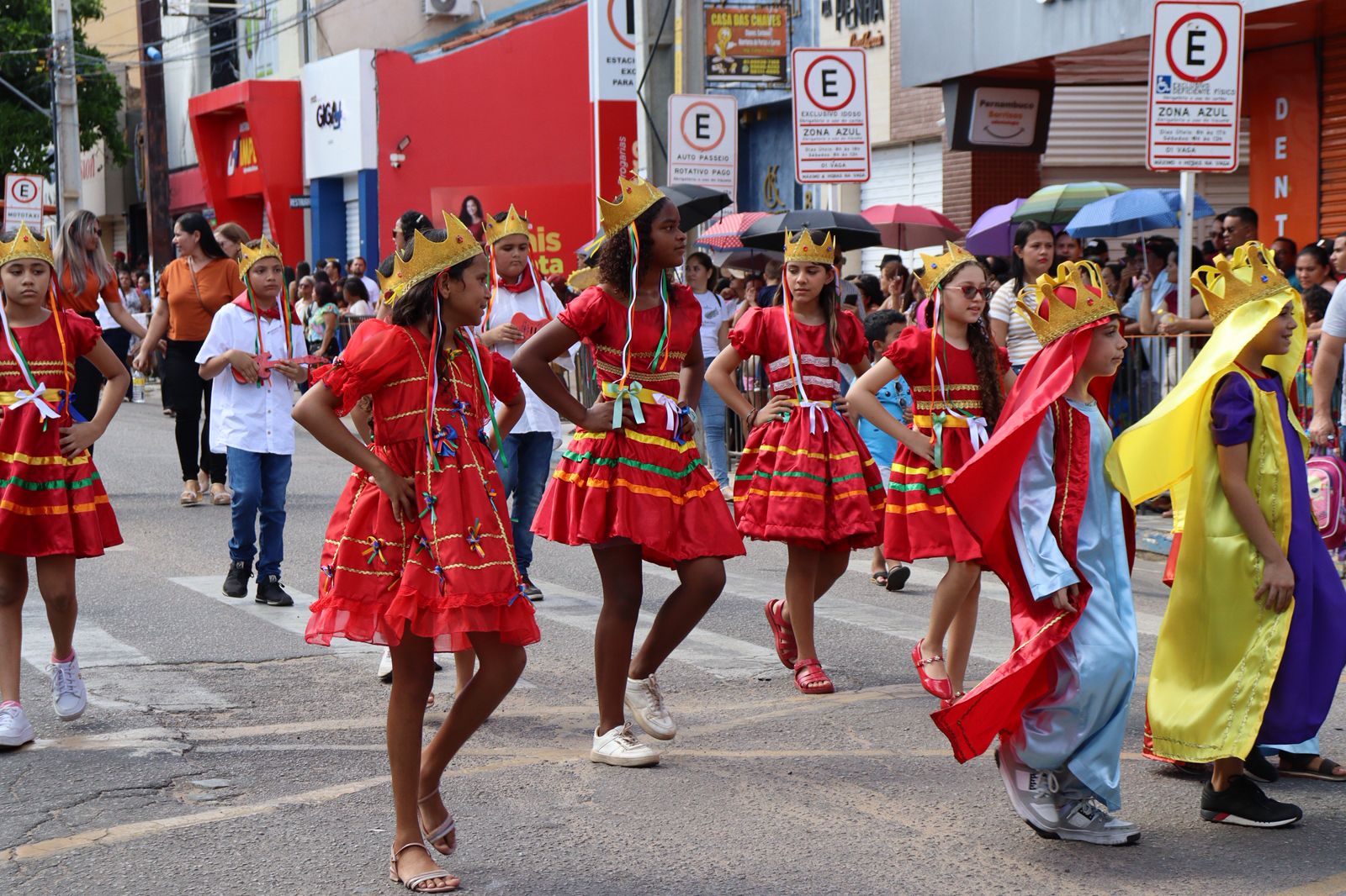 174 anos: Desfile cívico e corte do bolo levam sorrisos às ruas de Serra Talhada
