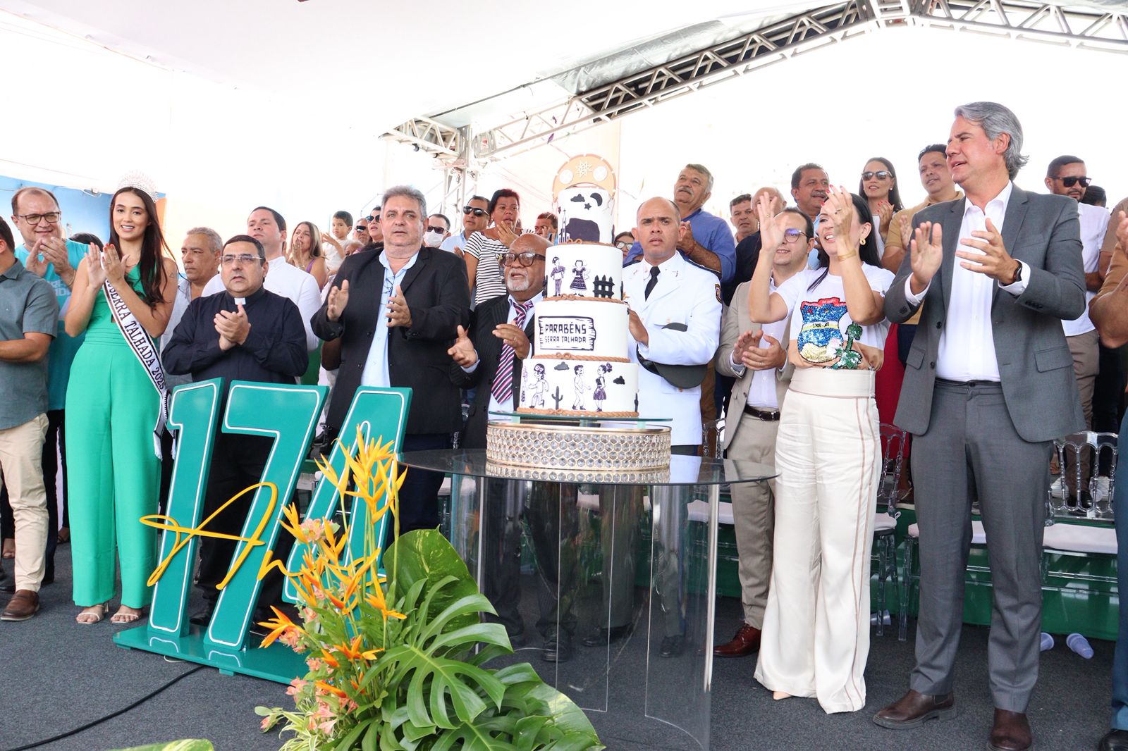 174 anos: Desfile cívico e corte do bolo levam sorrisos às ruas de Serra Talhada
