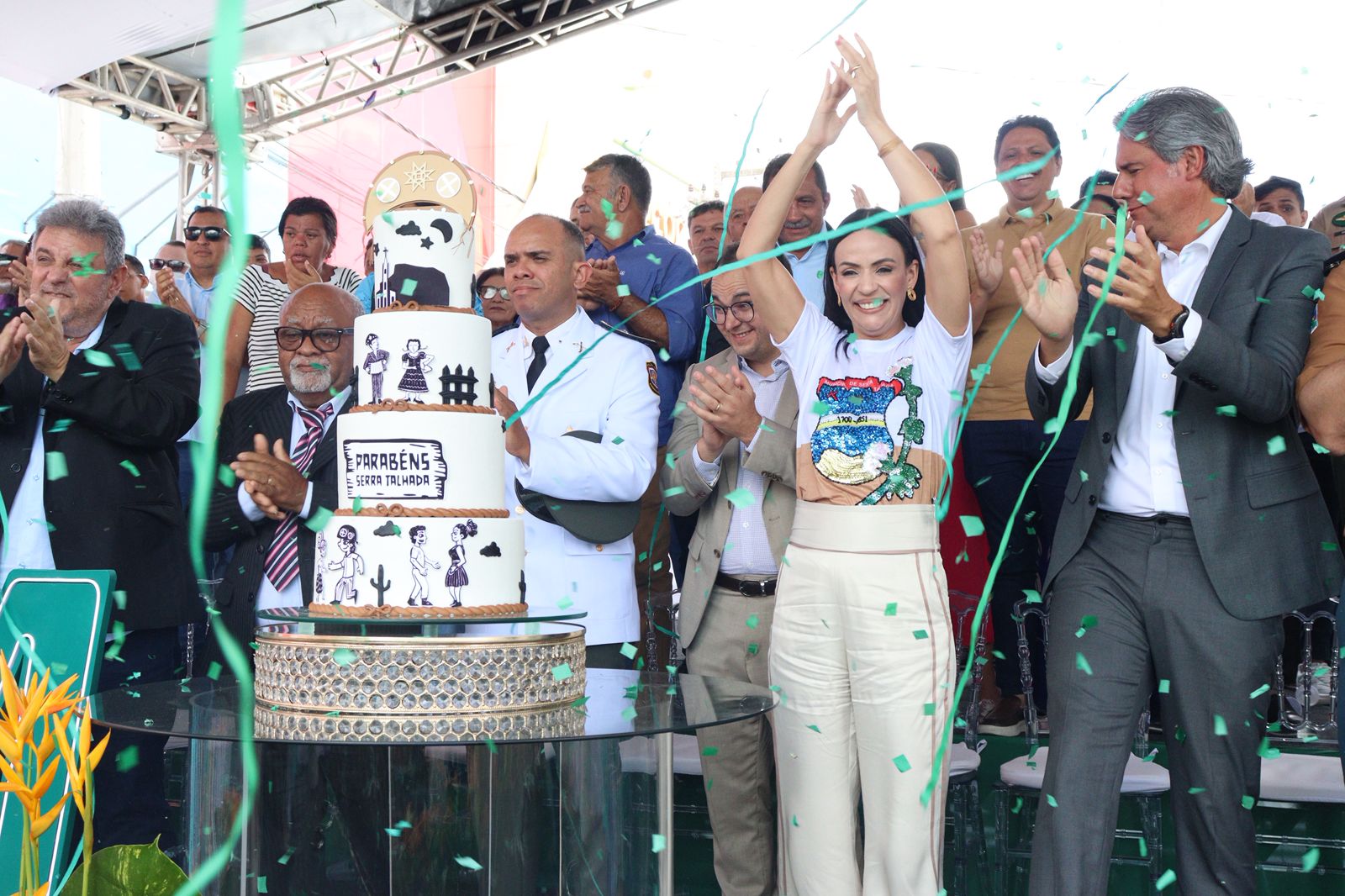 174 anos: Desfile cívico e corte do bolo levam sorrisos às ruas de Serra Talhada