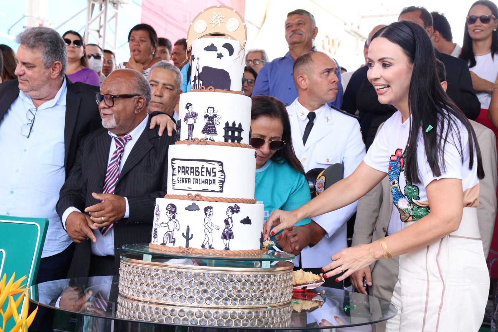 174 anos: Desfile cívico e corte do bolo levam sorrisos às ruas de Serra Talhada