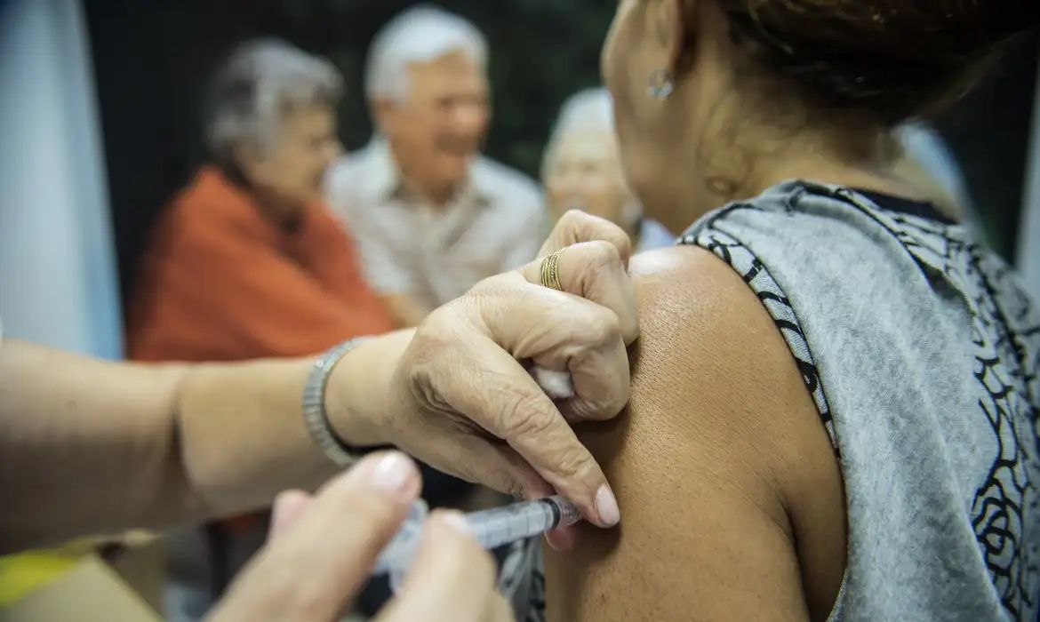 Dia D: geriatra fala da importância da vacina contra a gripe para idosos 1 Dia D: geriatra fala da importância da vacina contra a gripe para idosos - Foto: Marcelo Camargo/ Agência Brasil