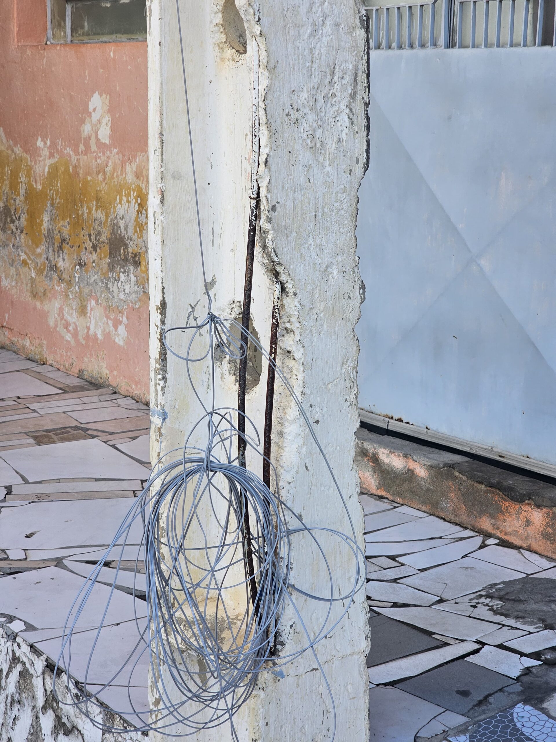 Poste 'empenado' causa medo e perigo em bairro de Serra Talhada