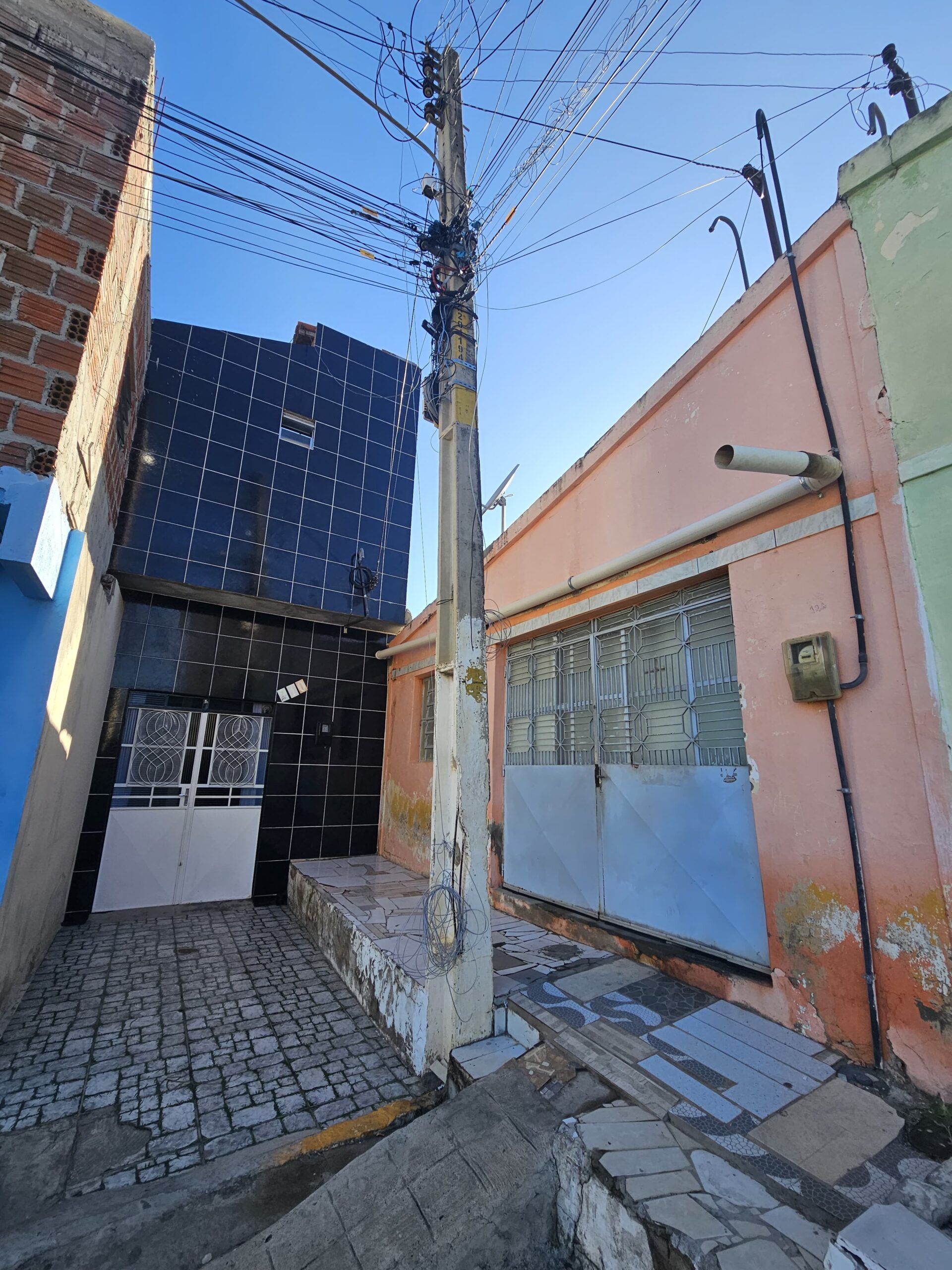 Poste 'empenado' causa medo e perigo em bairro de Serra Talhada
