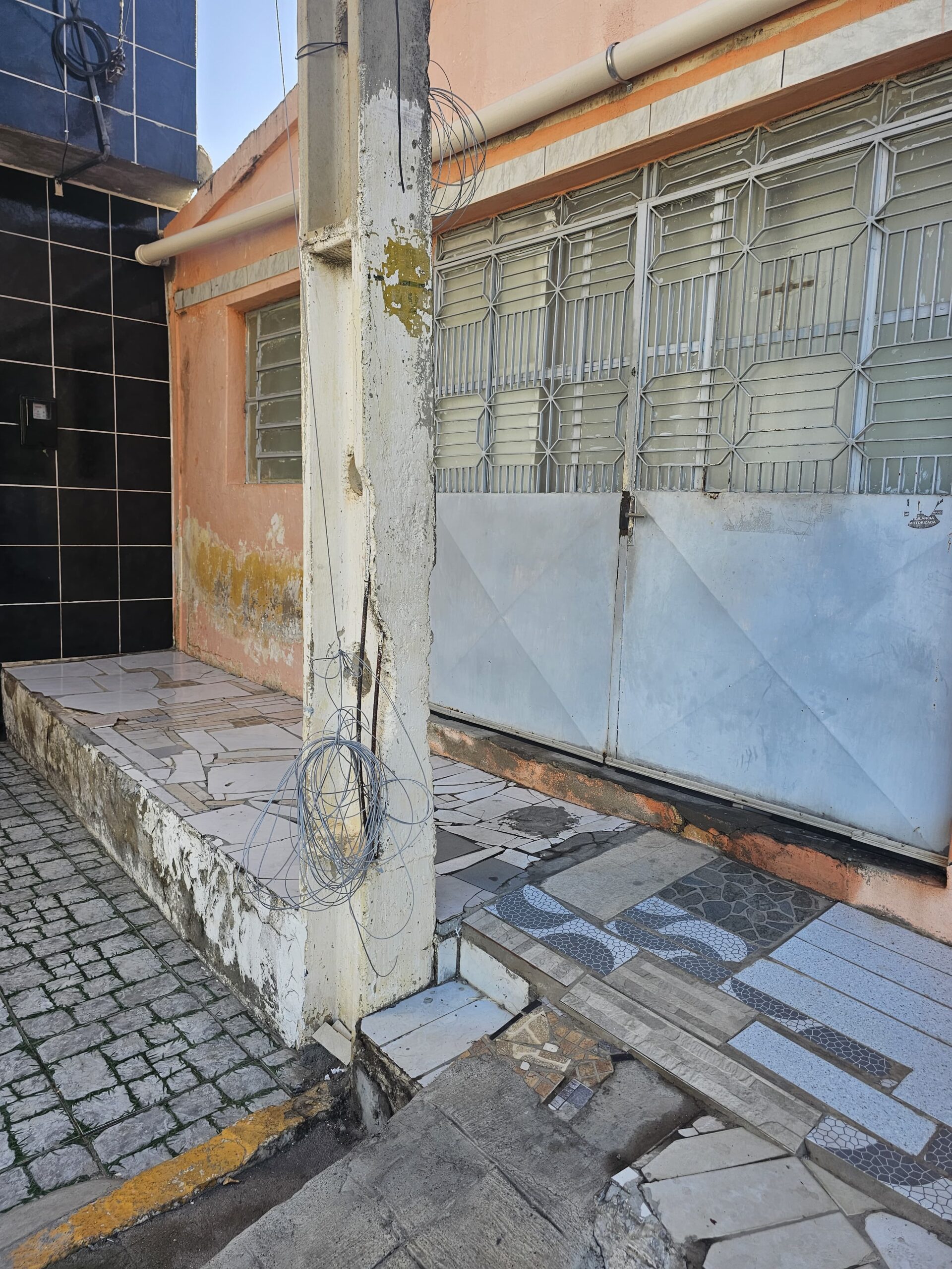 Poste 'empenado' causa medo e perigo em bairro de Serra Talhada