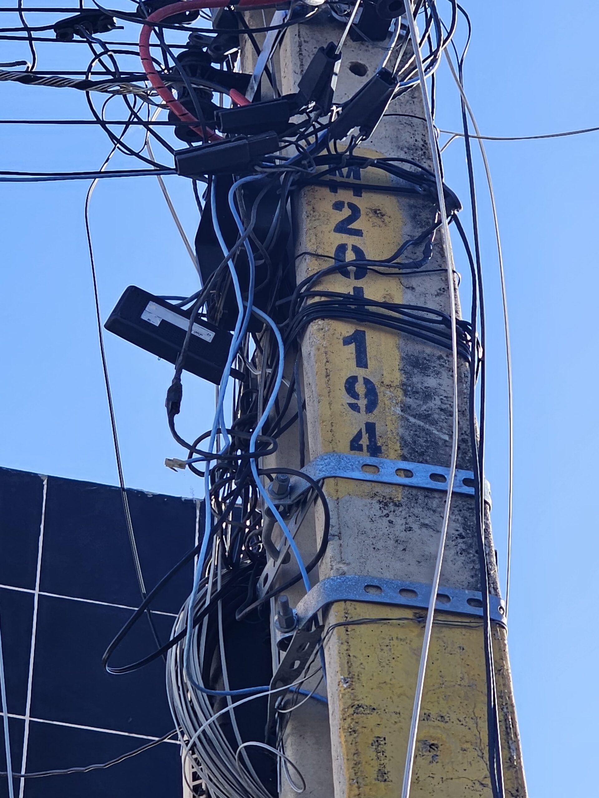 Poste 'empenado' causa medo e perigo em bairro de Serra Talhada