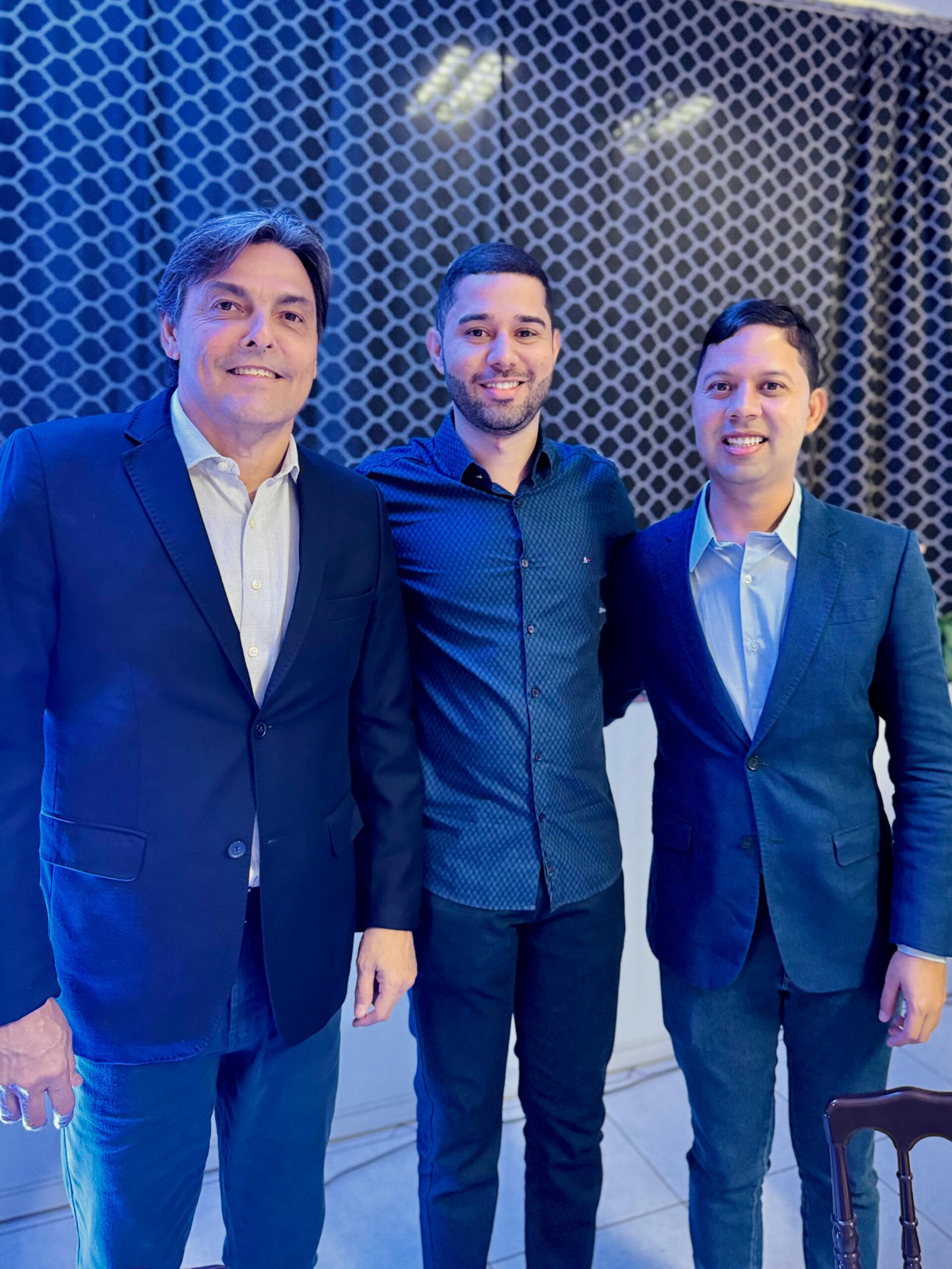 Marconi Santana prestigia 1º aniversário da Ello TV