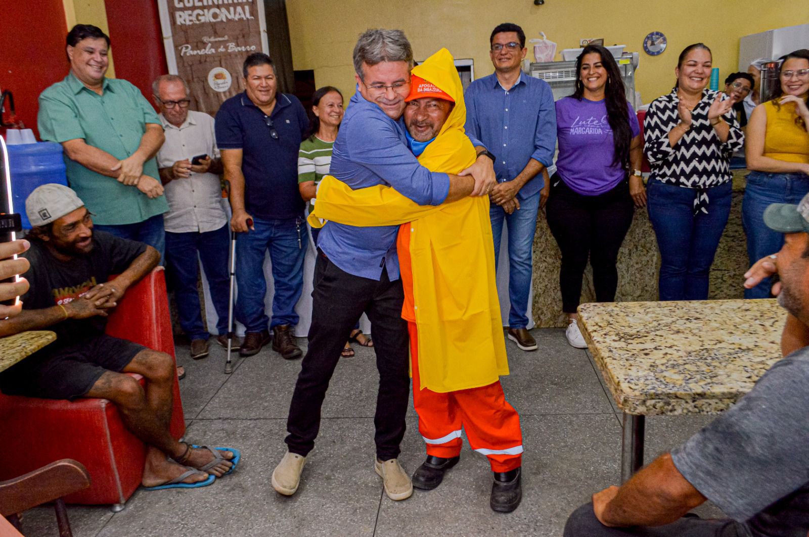 Sandrinho entrega novos EPI's para profissionais da limpeza