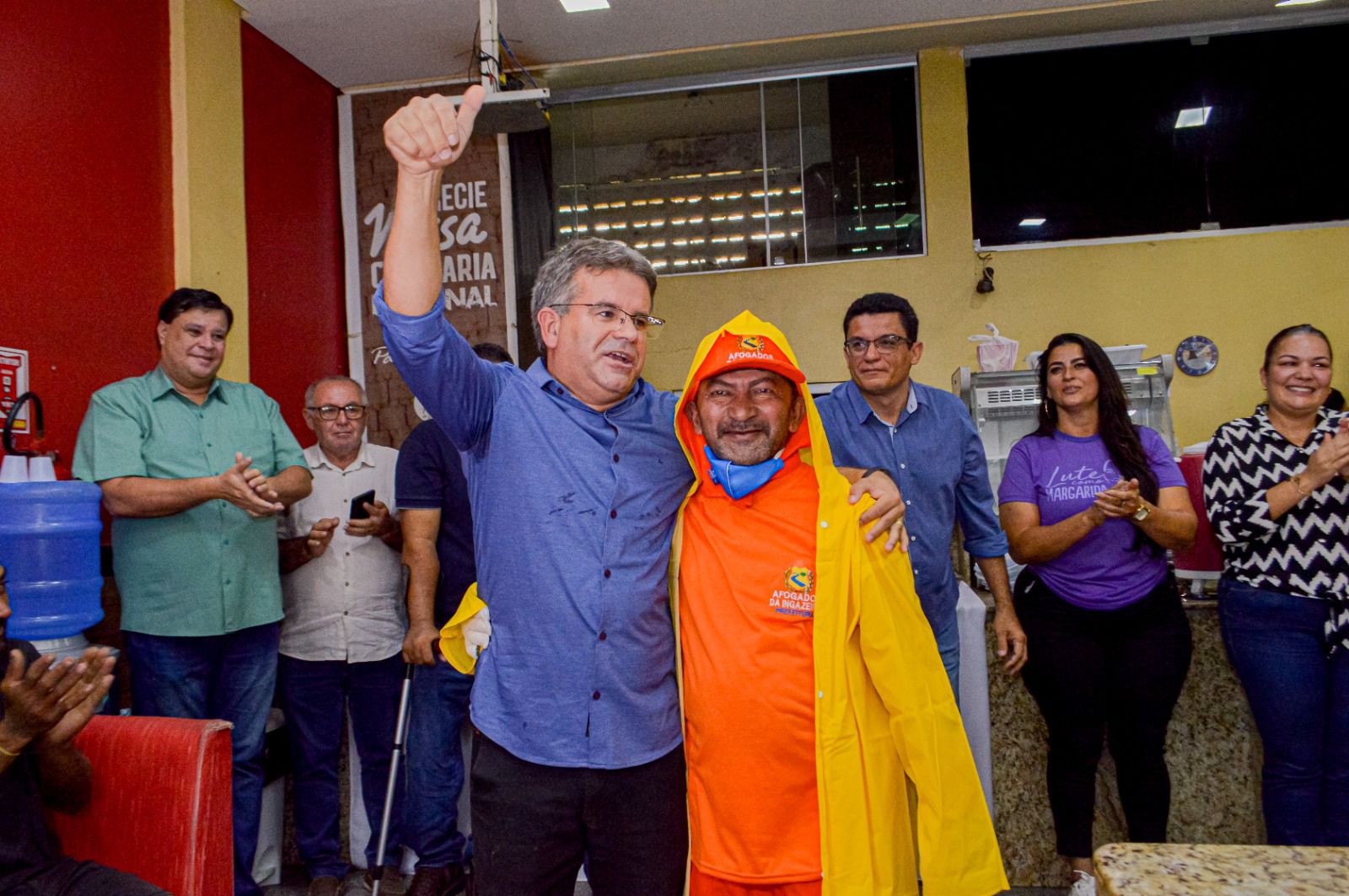 Sandrinho entrega novos EPI's para profissionais da limpeza 1 Sandrinho entrega novos EPI's para profissionais da limpeza - Fotos: Divulgação