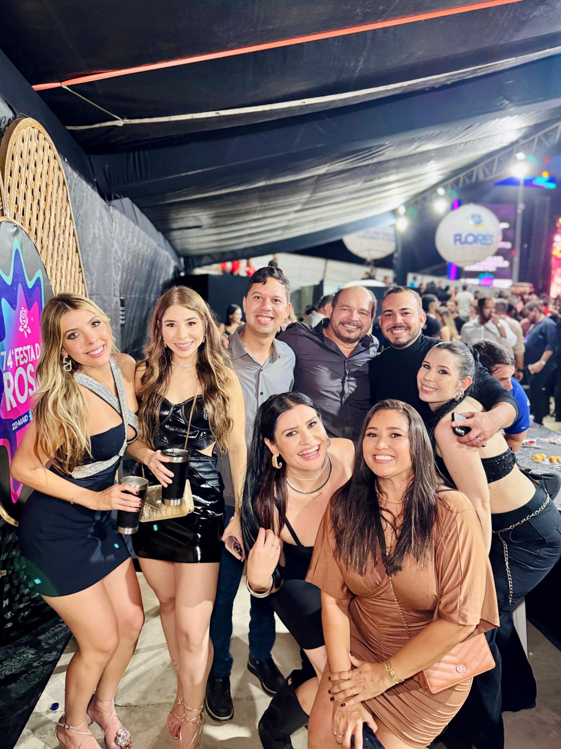 Pátio lotado marca a abertura da 74ª Festa das Rosas