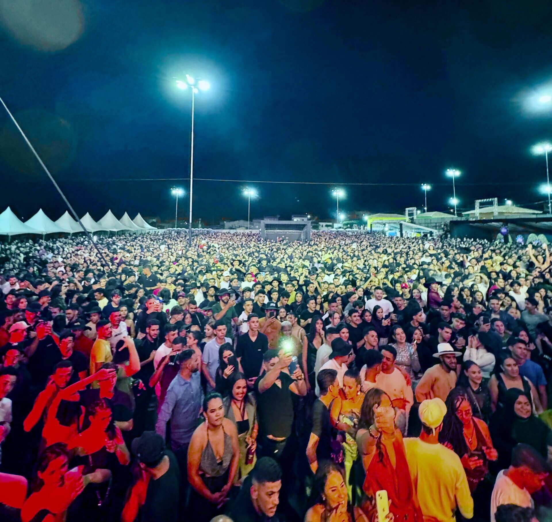Pátio lotado marca a abertura da 74ª Festa das Rosas 1 Pátio lotado marca a abertura da 74ª Festa das Rosas - Fotos: Divulgação