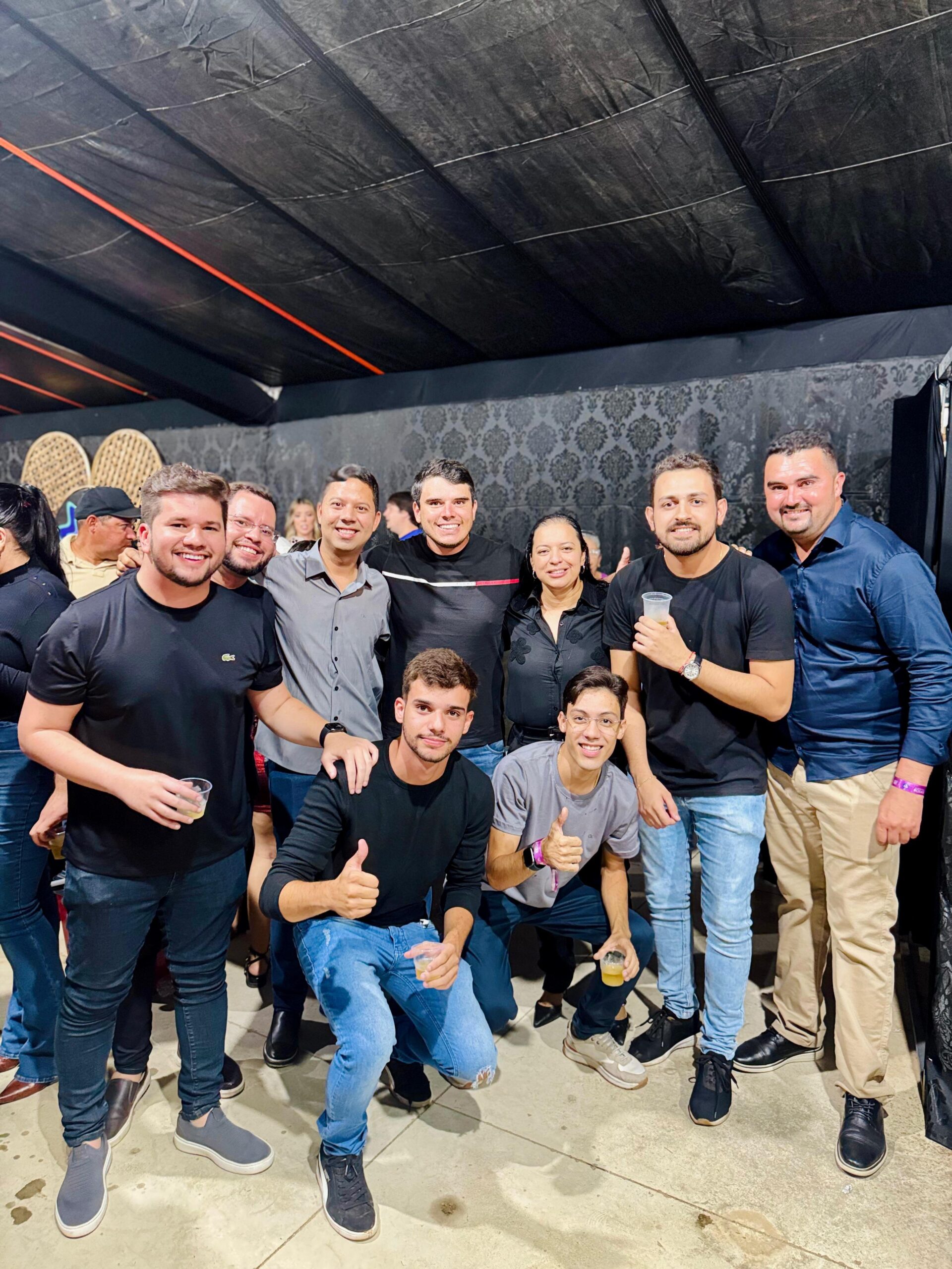 Pátio lotado marca a abertura da 74ª Festa das Rosas
