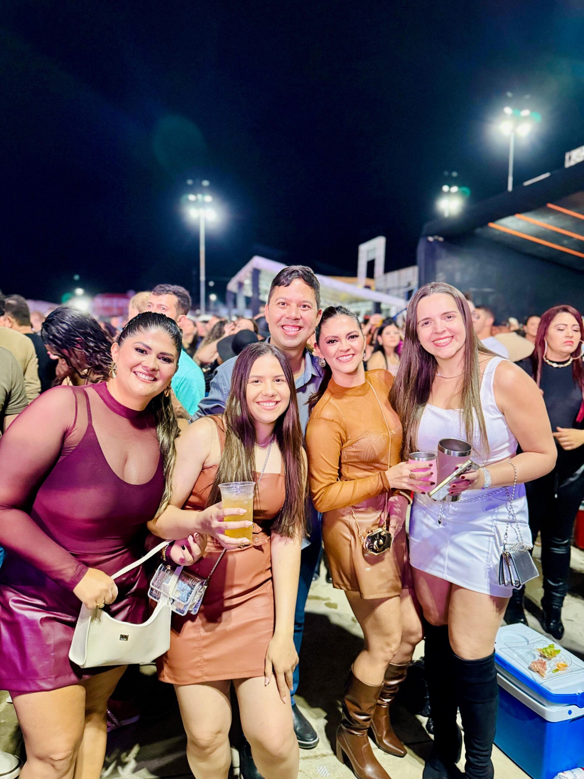 Pátio lotado marca a abertura da 74ª Festa das Rosas