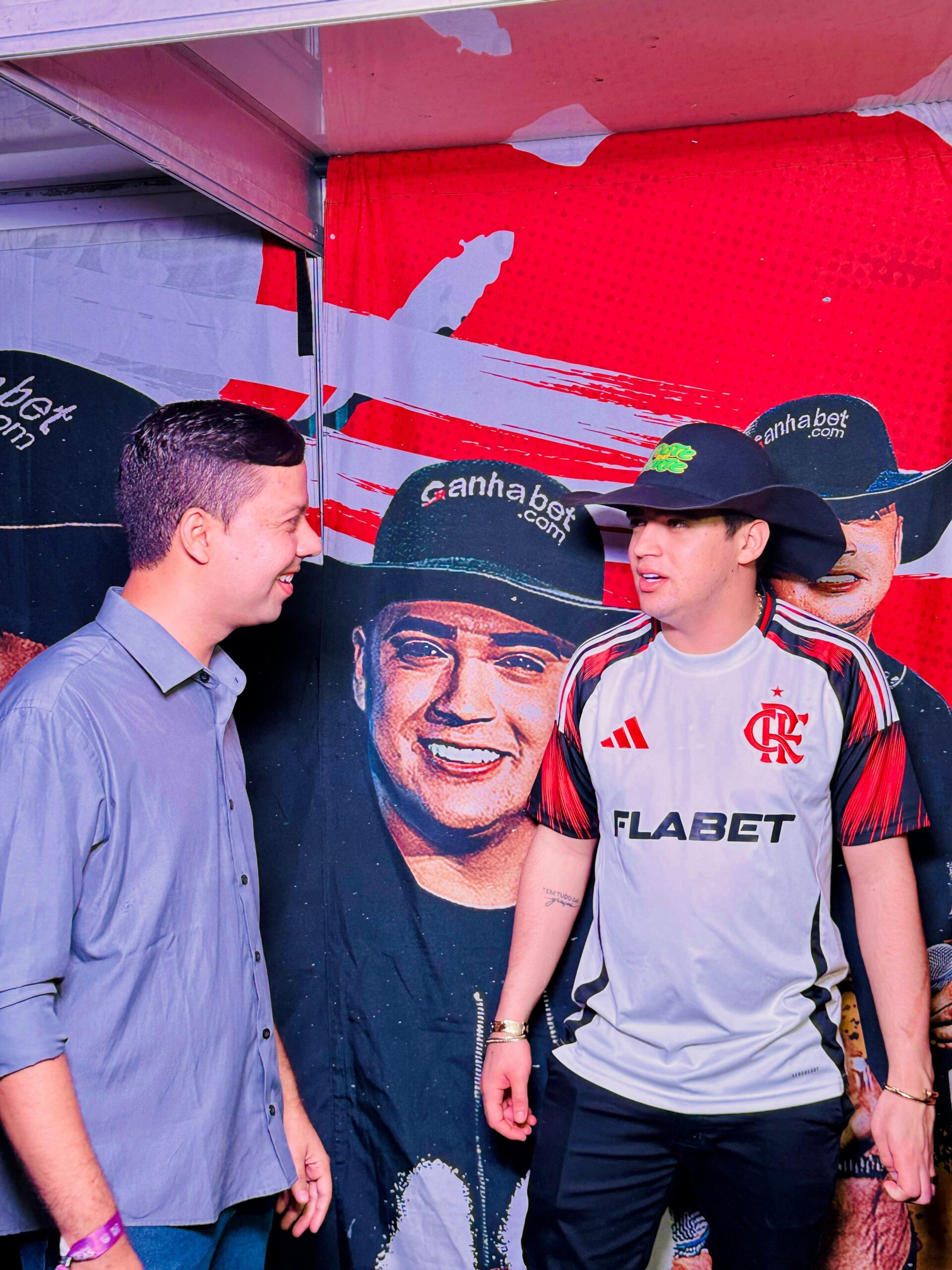 Pátio lotado marca a abertura da 74ª Festa das Rosas