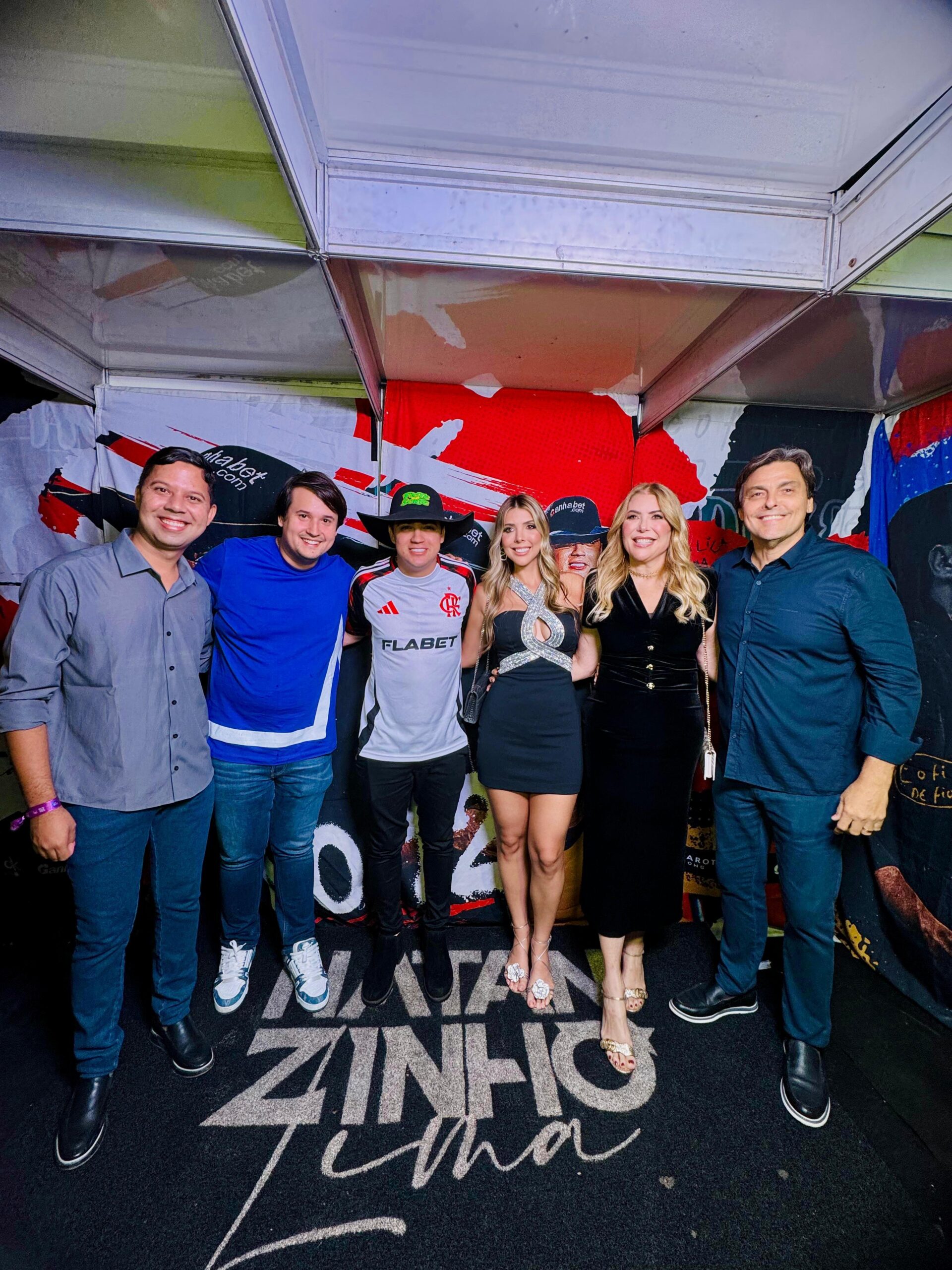 Pátio lotado marca a abertura da 74ª Festa das Rosas
